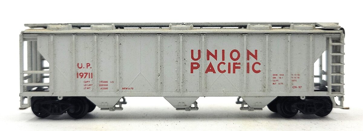 Atlas 3720 N Scale Union Pacific 3-Bay Covered Hopper #19711 EX