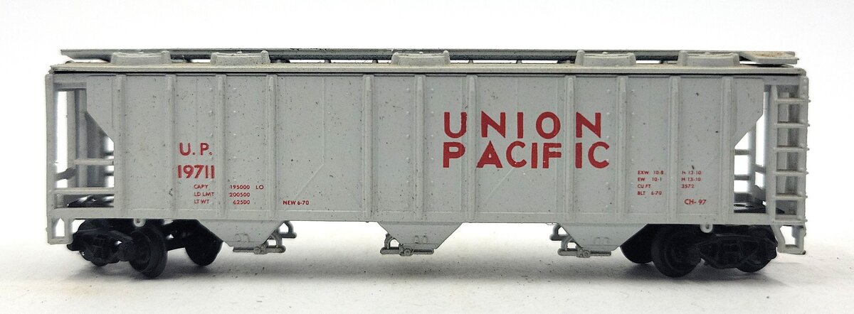 Atlas 3720 N Scale Union Pacific 3-Bay Covered Hopper #19711 EX