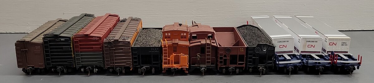 Assorted HO Scale Freight Cars [12] VG