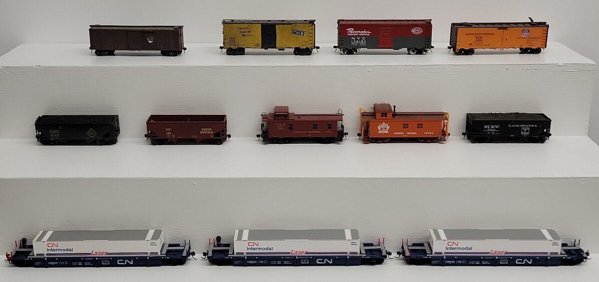 Assorted HO Scale Freight Cars [12] VG