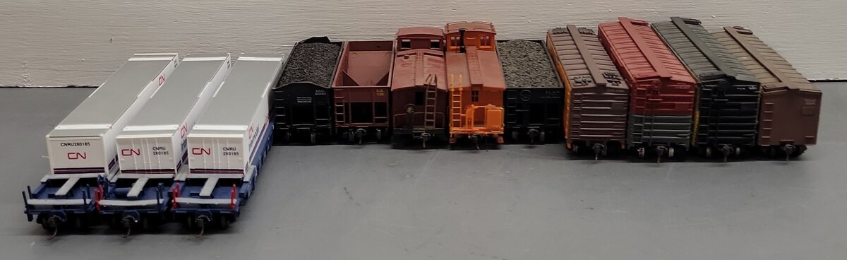 Assorted HO Scale Freight Cars [12] VG