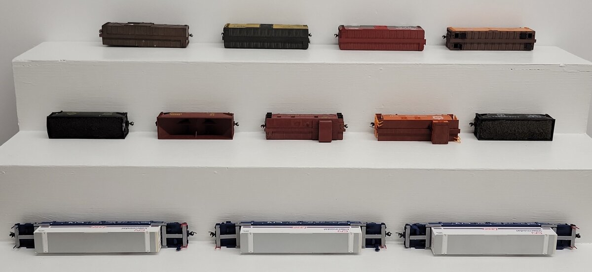 Assorted HO Scale Freight Cars [12] VG
