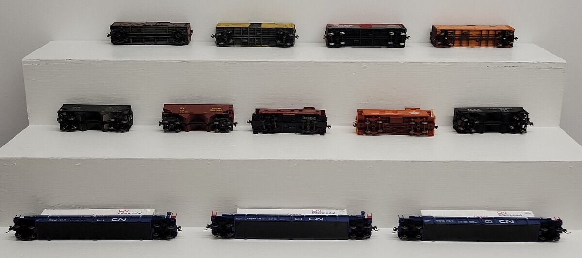 Assorted HO Scale Freight Cars [12] VG