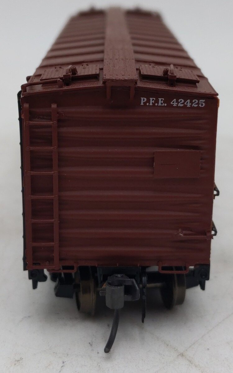 InterMountain 46702P-42 HO Scale Pacific Fruit Express R-40-10 Reefer Car #42425 EX/Box