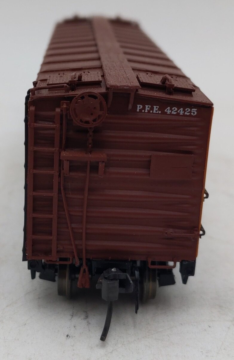 InterMountain 46702P-42 HO Scale Pacific Fruit Express R-40-10 Reefer Car #42425 EX/Box