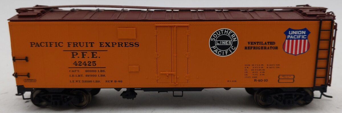 InterMountain 46702P-42 HO Scale Pacific Fruit Express R-40-10 Reefer Car #42425 EX/Box