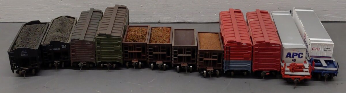 Assorted HO Scale Freight Cars [12] VG