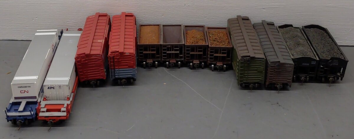 Assorted HO Scale Freight Cars [12] VG