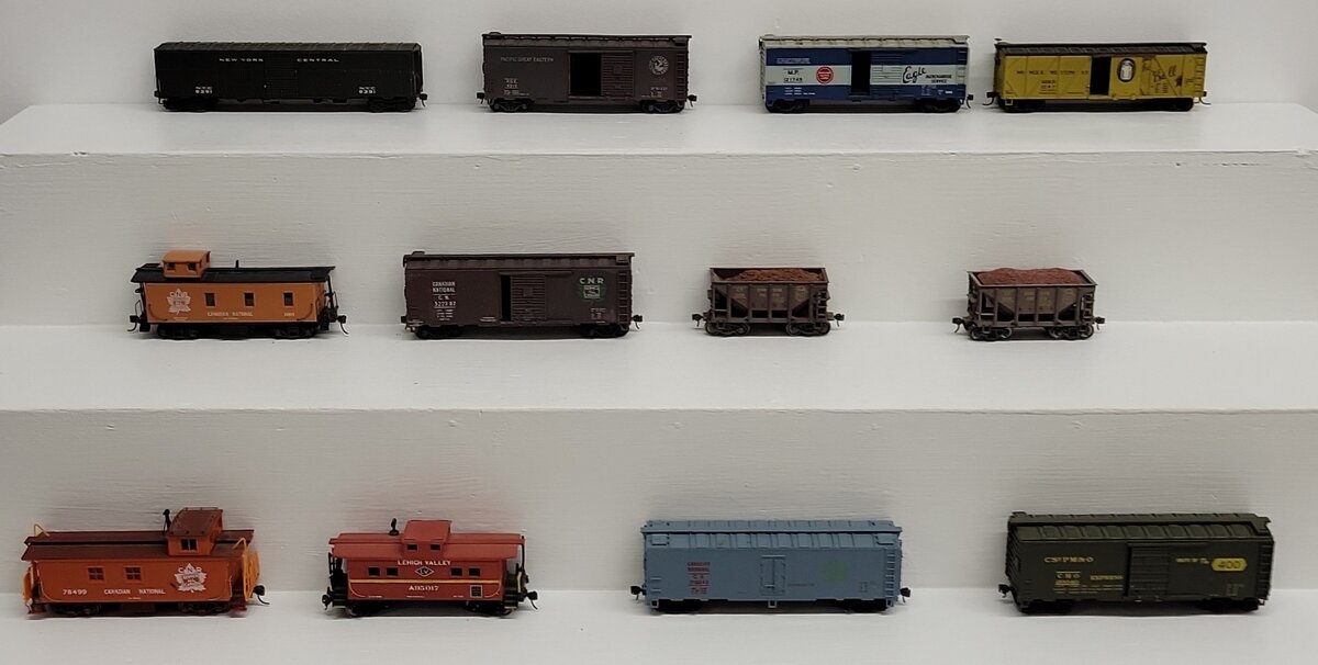 Assorted HO Scale Freight Cars [12] VG