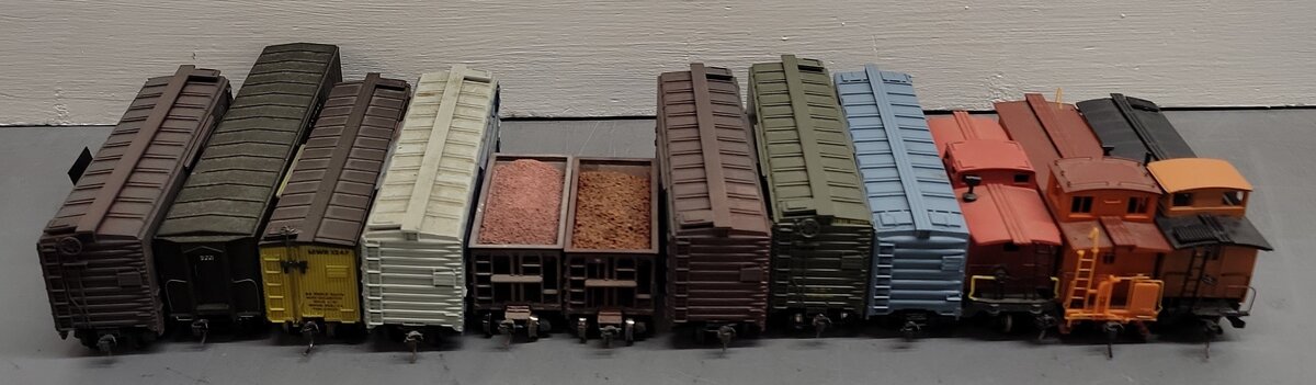 Assorted HO Scale Freight Cars [12] VG