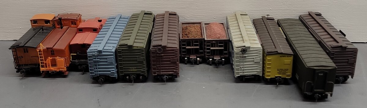 Assorted HO Scale Freight Cars [12] VG