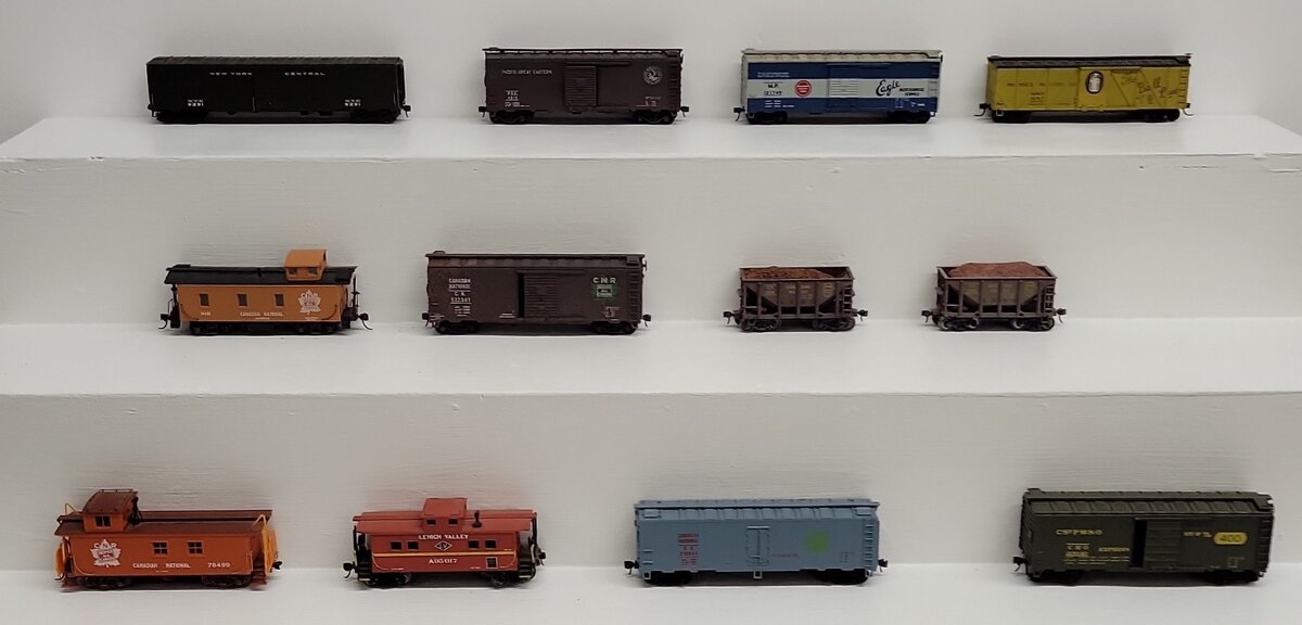 Assorted HO Scale Freight Cars [12] VG
