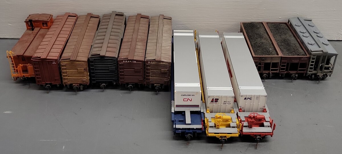 Assorted HO Scale Freight Cars [12] VG