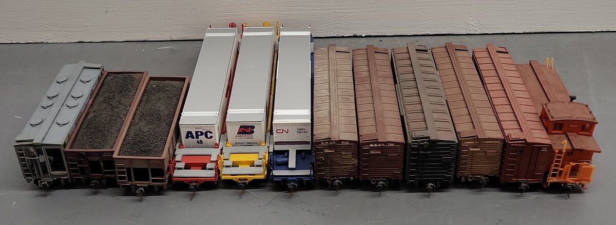 Assorted HO Scale Freight Cars [12] VG