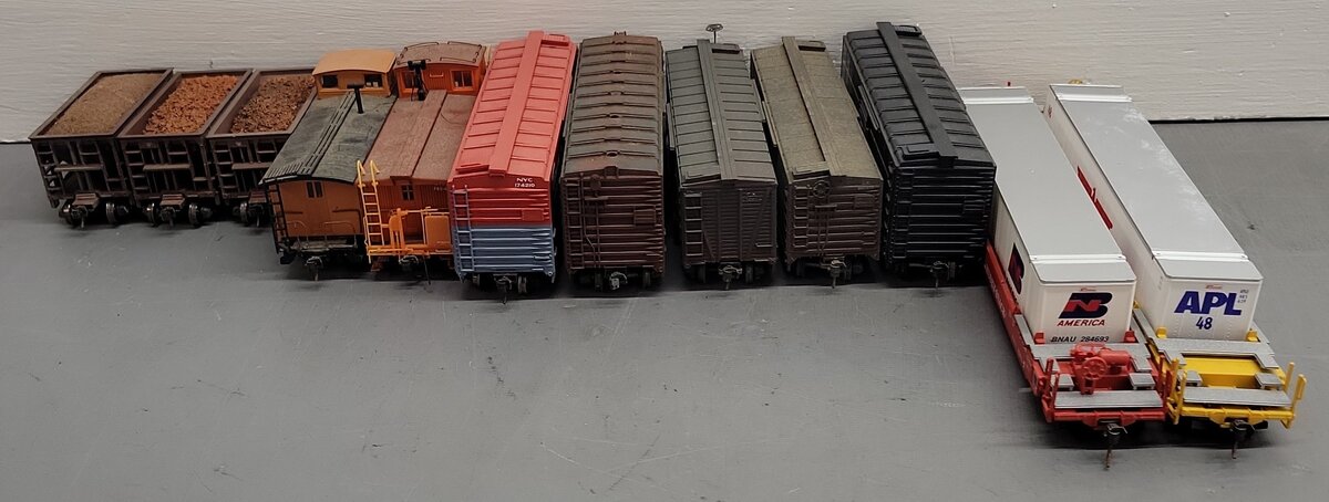 Assorted HO Scale Freight Cars [12] VG