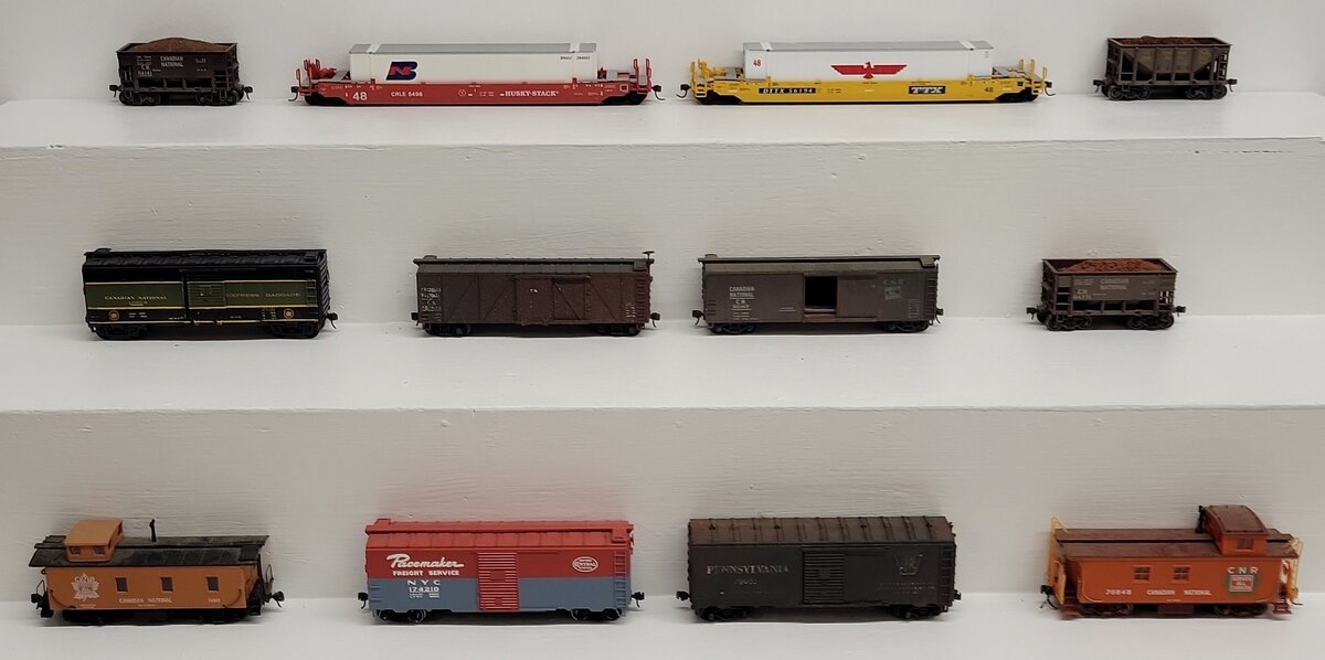 Assorted HO Scale Freight Cars [12] VG