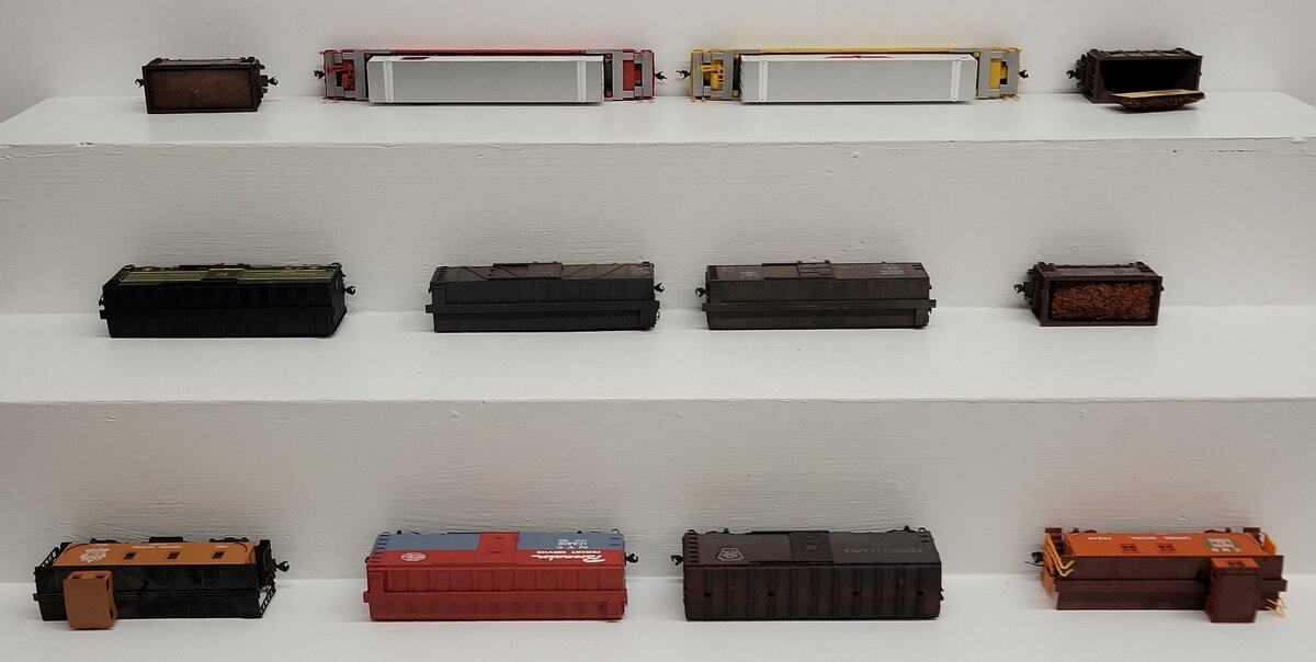 Assorted HO Scale Freight Cars [12] VG