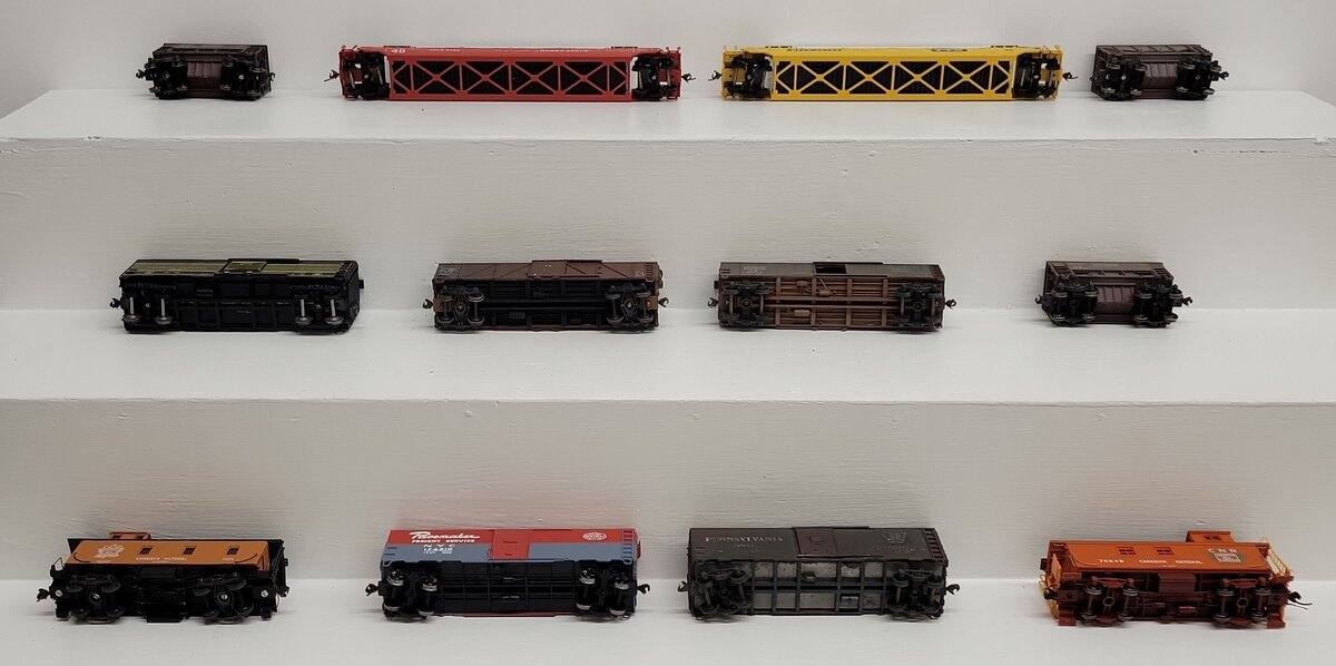 Assorted HO Scale Freight Cars [12] VG