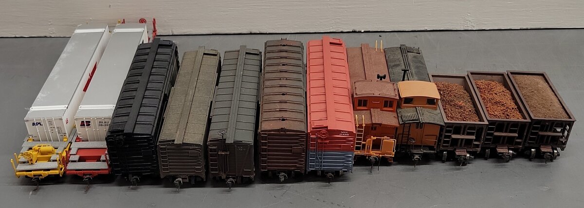 Assorted HO Scale Freight Cars [12] VG