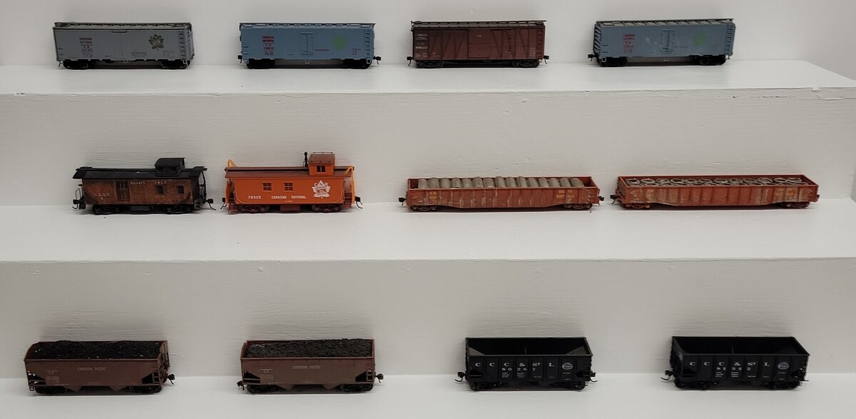 Assorted HO Scale Freight Cars [12] VG