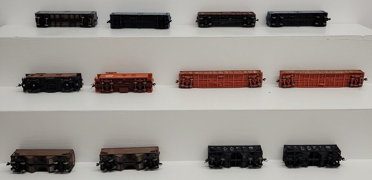 Assorted HO Scale Freight Cars [12] VG