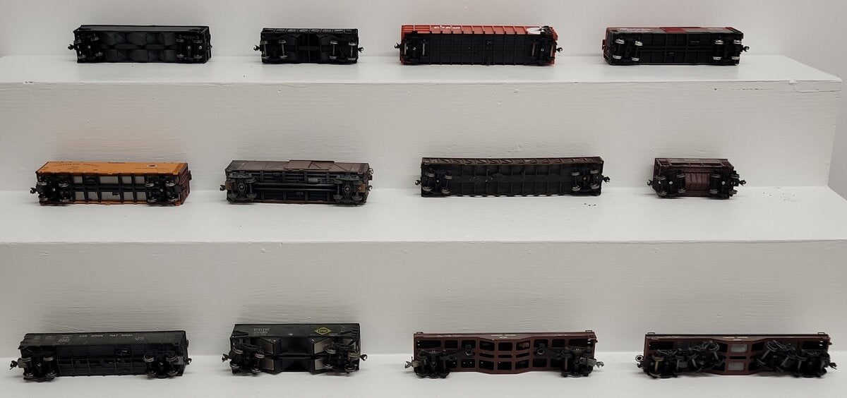 Assorted HO Scale Freight Cars [12] VG