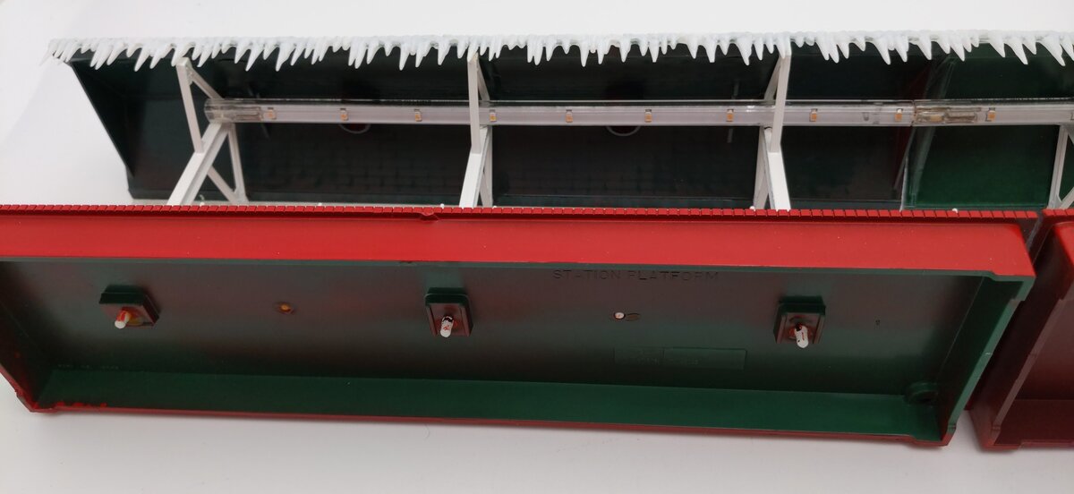 Lionel 6-2256 O Station Platform CUSTOM Christmas Paint & Light