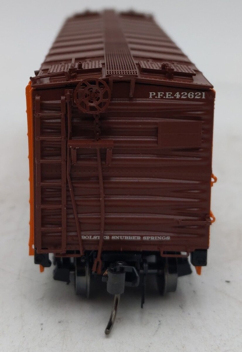 InterMountain 46703-44 HO Scale Pacific Fruit Express Refrigerator Car #42621 EX/Box