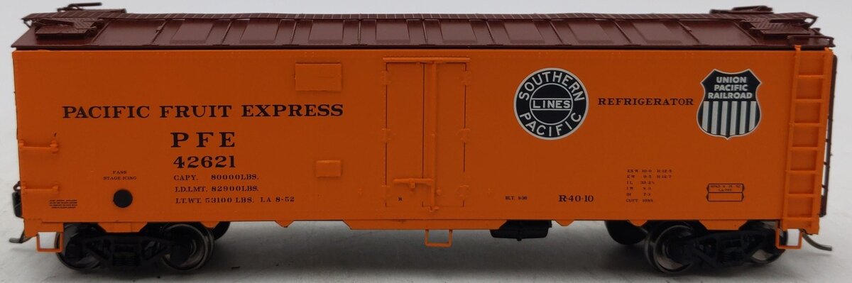 InterMountain 46703-44 HO Scale Pacific Fruit Express Refrigerator Car #42621 EX/Box