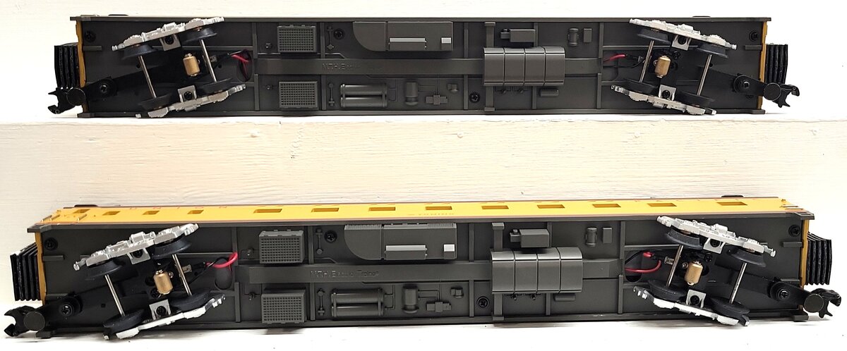 MTH 20-6638 O UP 70' Streamlined Sleeper/Diner Passenger Car Set (Set of 2) LN/Box