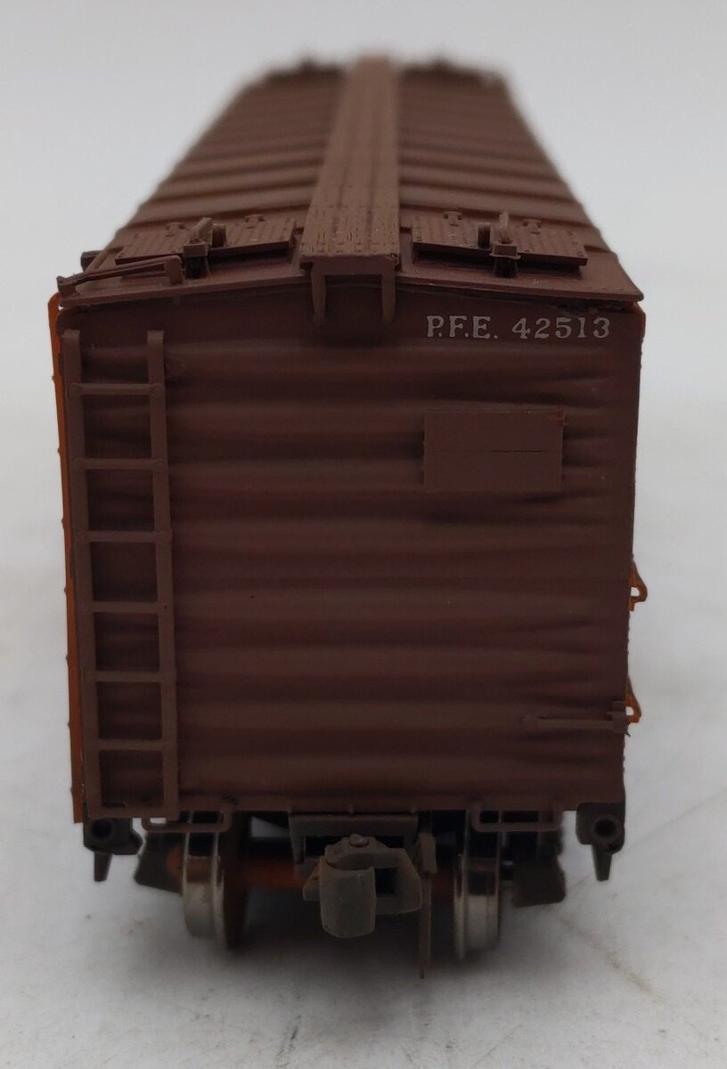InterMountain 46703P-21 HO Weathered Pacific Fruit Express Reefer Car #42513/Box