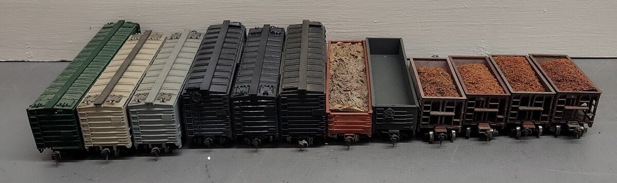 Assorted HO Scale Freight Cars [12] VG