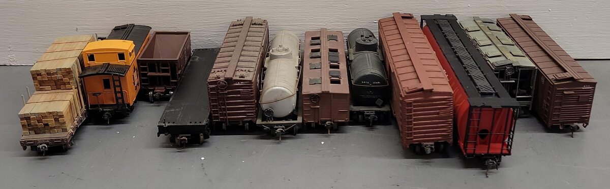 Assorted HO Scale Freight Cars [12]