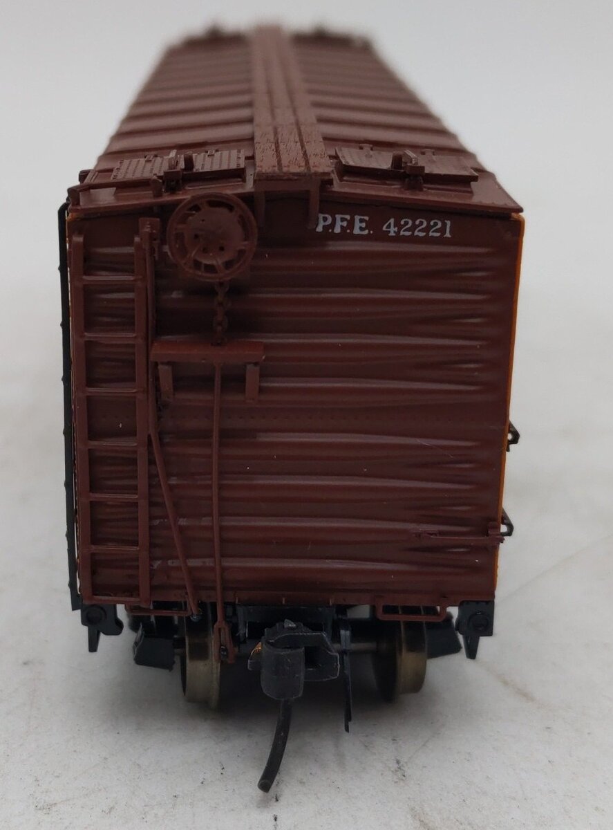 InterMountain 46702P-26 HO Scale Pacific Fruit Express Refrigerator Car #42221 EX/Box