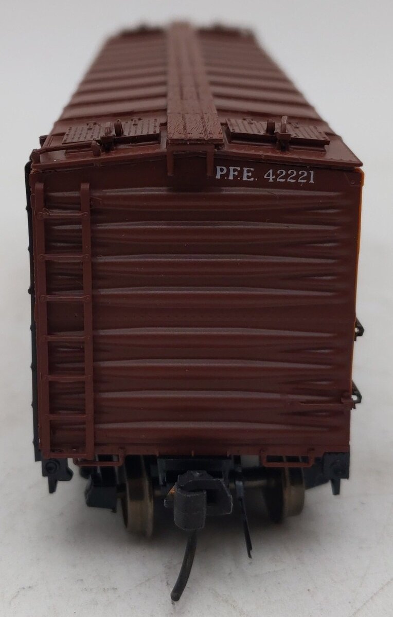 InterMountain 46702P-26 HO Scale Pacific Fruit Express Refrigerator Car #42221 EX/Box