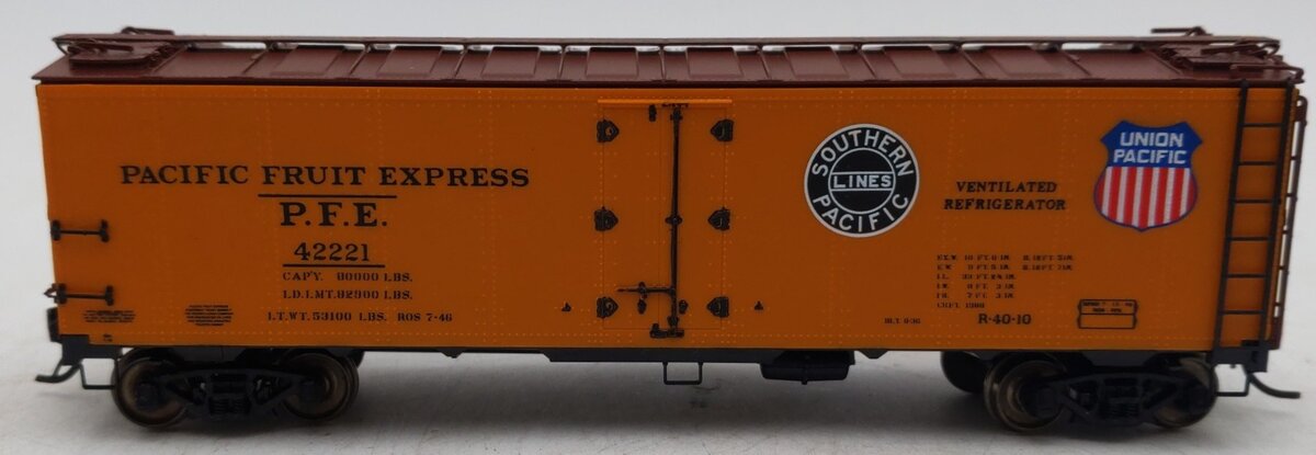 InterMountain 46702P-26 HO Scale Pacific Fruit Express Refrigerator Car #42221 EX/Box