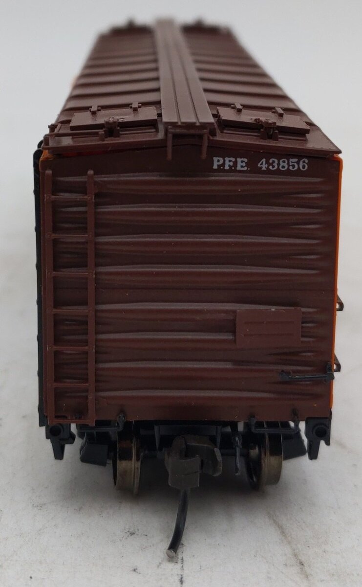 InterMountain 41702-09 HO Scale Pacific Fruit Express Refrigerator Car #43856 VG/Box