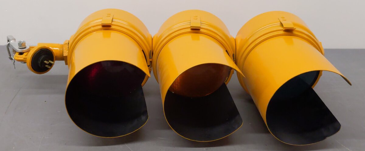 Cast Iron Yellow Traffic Light w/Lights VG