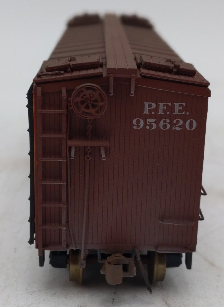 Red Caboose 34124-11 HO Scale Weathered Pacific Fruit Express Reefer Car #95620/Box