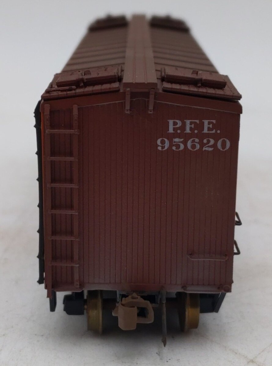 Red Caboose 34124-11 HO Scale Weathered Pacific Fruit Express Reefer Car #95620/Box