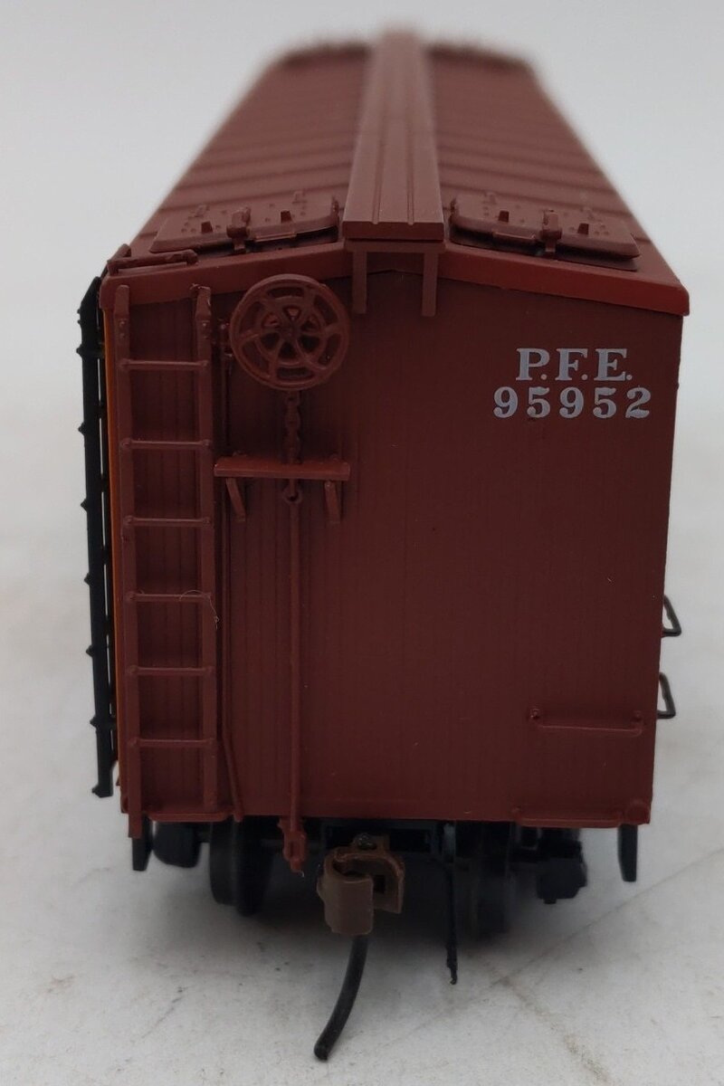 Red Caboose 34124-12 HO Scale Pacific Fruit Express Refrigerator Car #95952 EX/Box