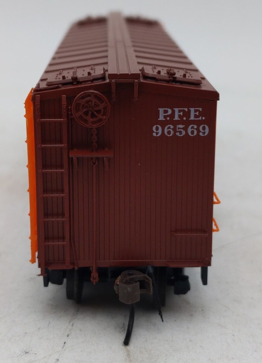 Red Caboose 34154-7 HO Scale Pacific Fruit Express Refrigerator Car #96569 EX/Box