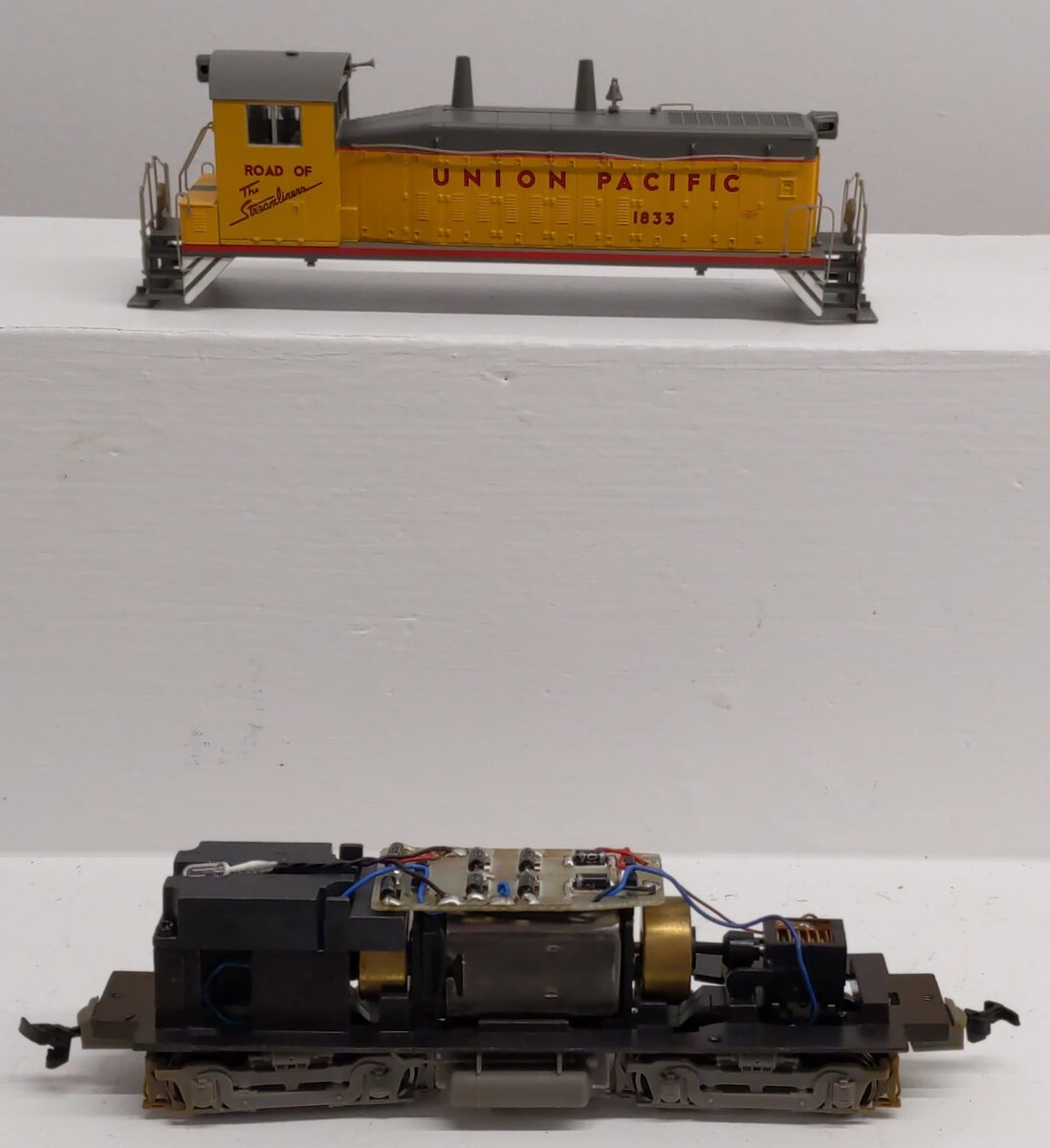 Proto 2000 21158 Union Pacific SW9/1200 Diesel Locomotive #1833 w/M.U. EX/Box