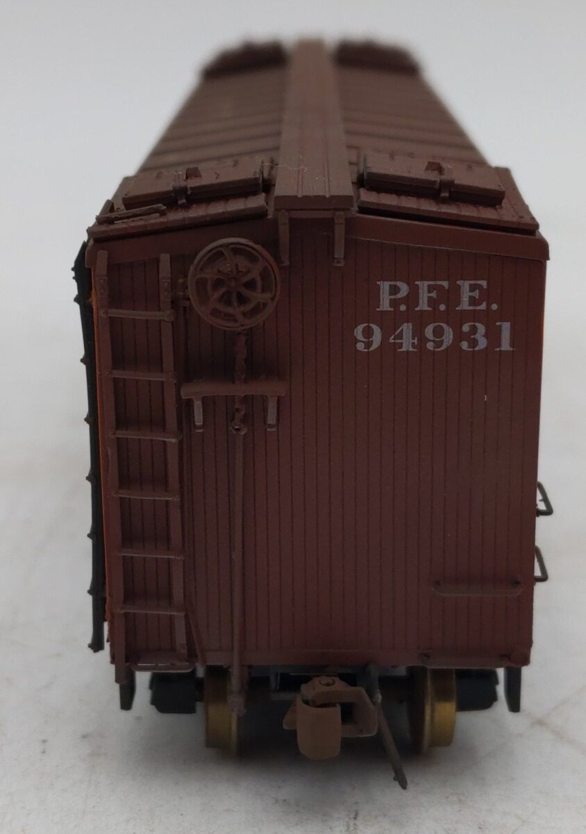 Red Caboose 34124-9 HO Scale Weathered Pacific Fruit Express Reefer Car #94931/Box