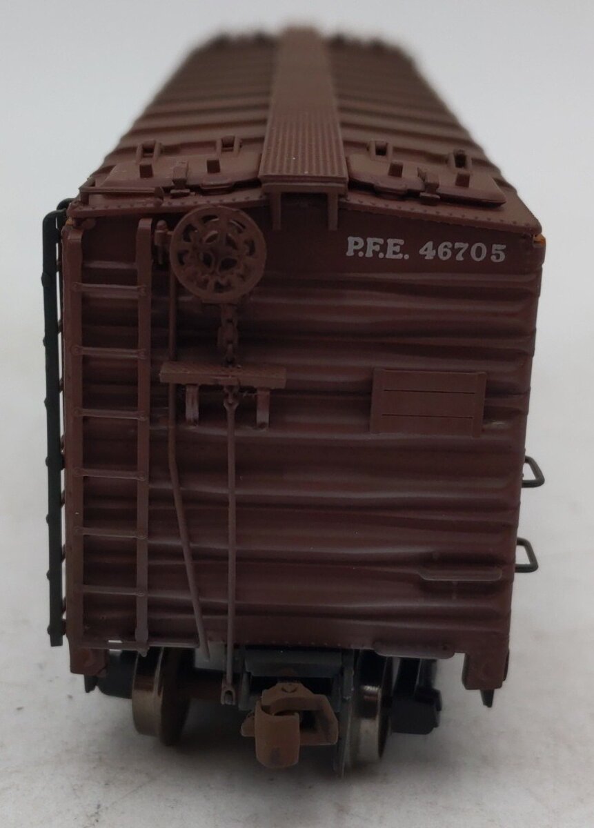 InterMountain 45501-91 HO Weatehred Pacific Fruit Express Reefer Car #46705/Box