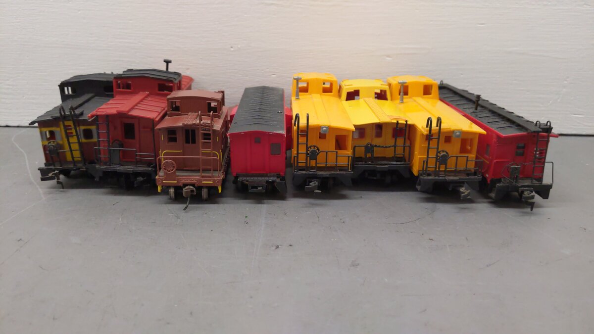 Athearn, Bachman, Tyco & Others HO Scale Cabooses [8] EX