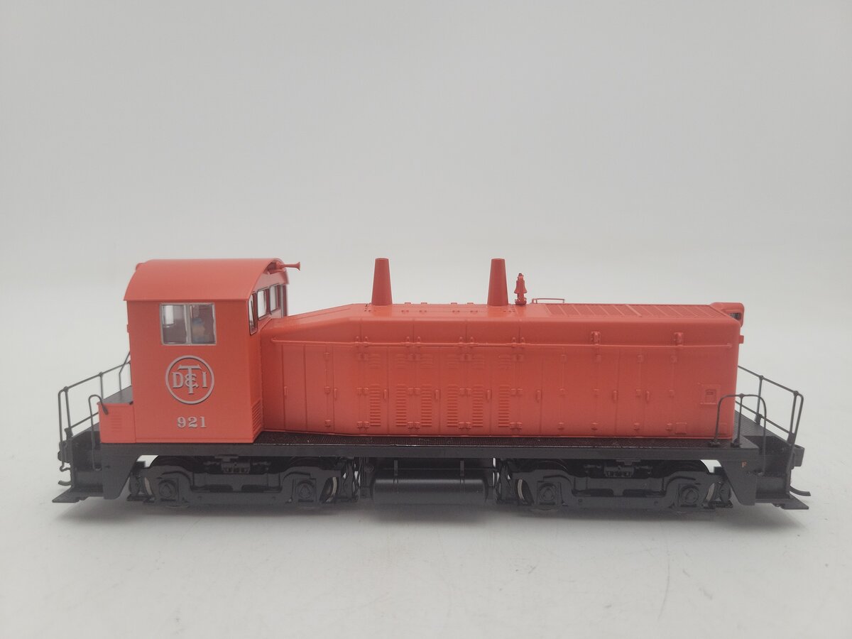 Walthers 910-10668 HO DTI EMD SW7 Phase II Diesel Locomotive Standard DC #921 EX/Box