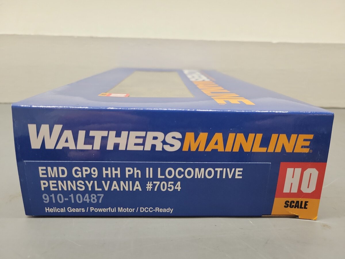 Walthers 910-10487 HO Pennsylvania EMD GP9 PhII Diesel Locomotive #7054 EX/Box