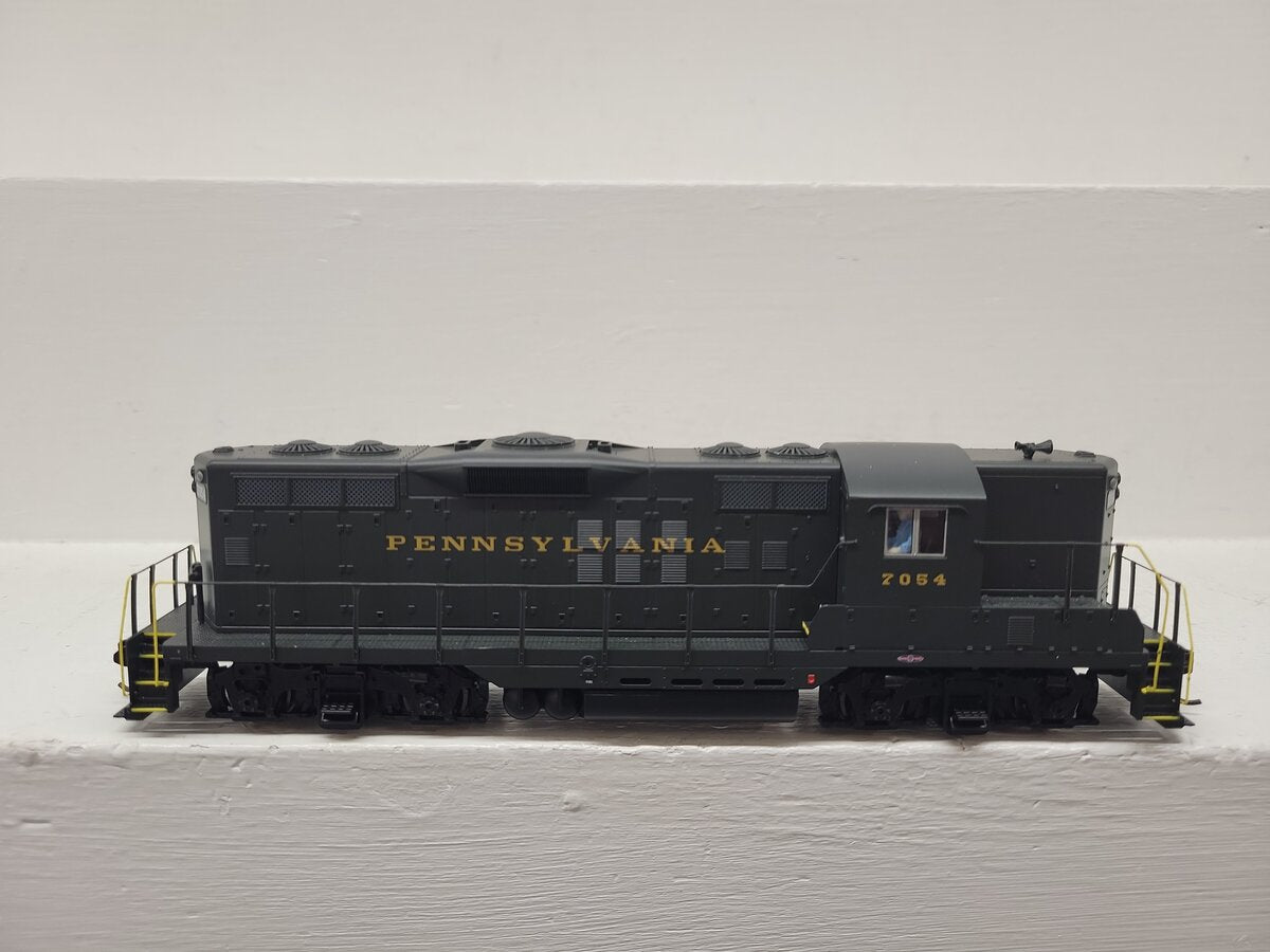 Walthers 910-10487 HO Pennsylvania EMD GP9 PhII Diesel Locomotive #7054 EX/Box