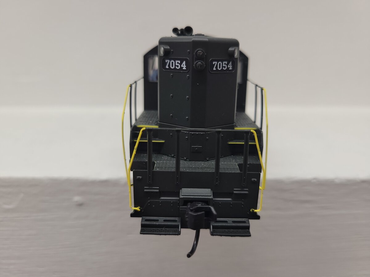 Walthers 910-10487 HO Pennsylvania EMD GP9 PhII Diesel Locomotive #7054 EX/Box